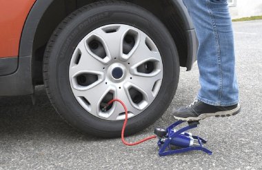 Compass hustilka nožní s manometrem dvoupístová